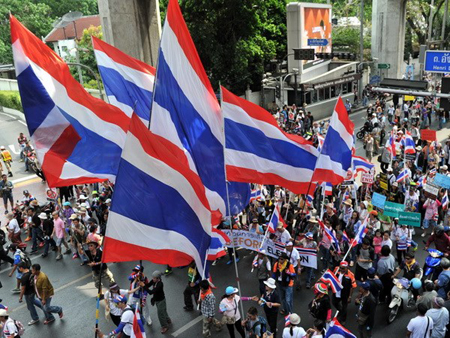 Hàng nghìn người biểu tình chống Chính phủ tuần hành trên các đường phố ở thủ đô Bangkok ngày 29/3.